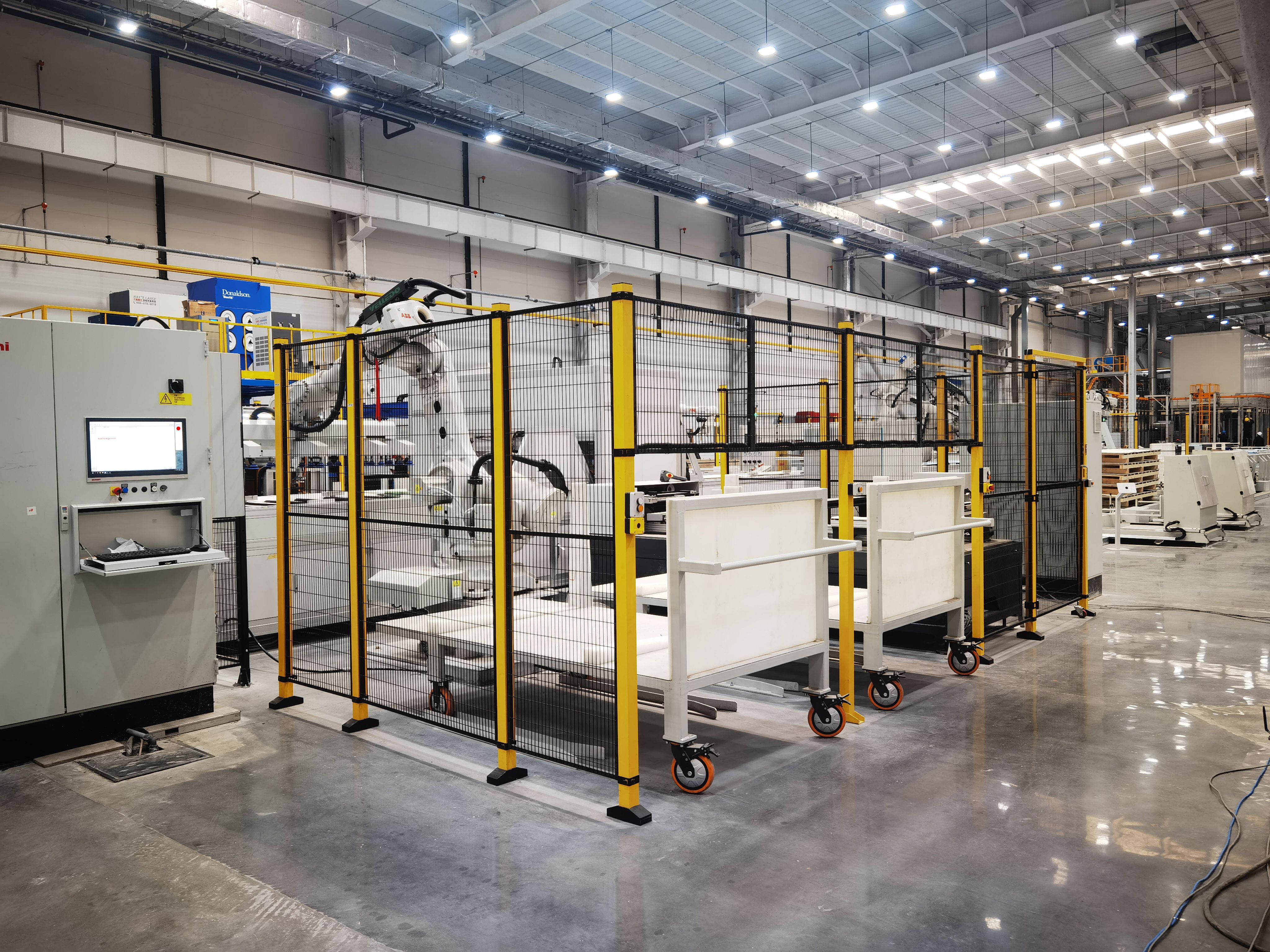 MACHINE GUARD FENCING FOR THE ULTIMATE IN EMPLOYEE SAFETY
